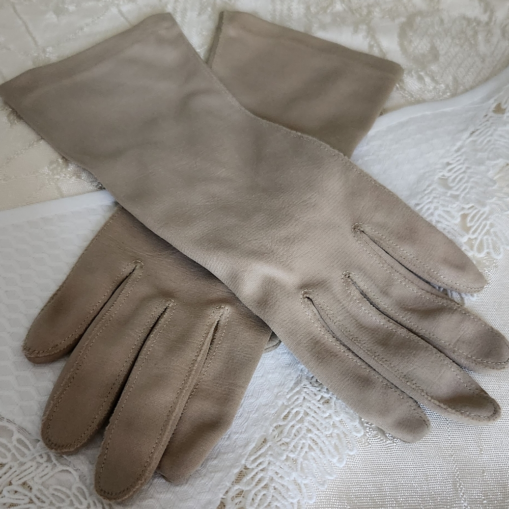 VITNAGE NLYON LADIES GLOVES IN A TOUPE COLOR SM-MED